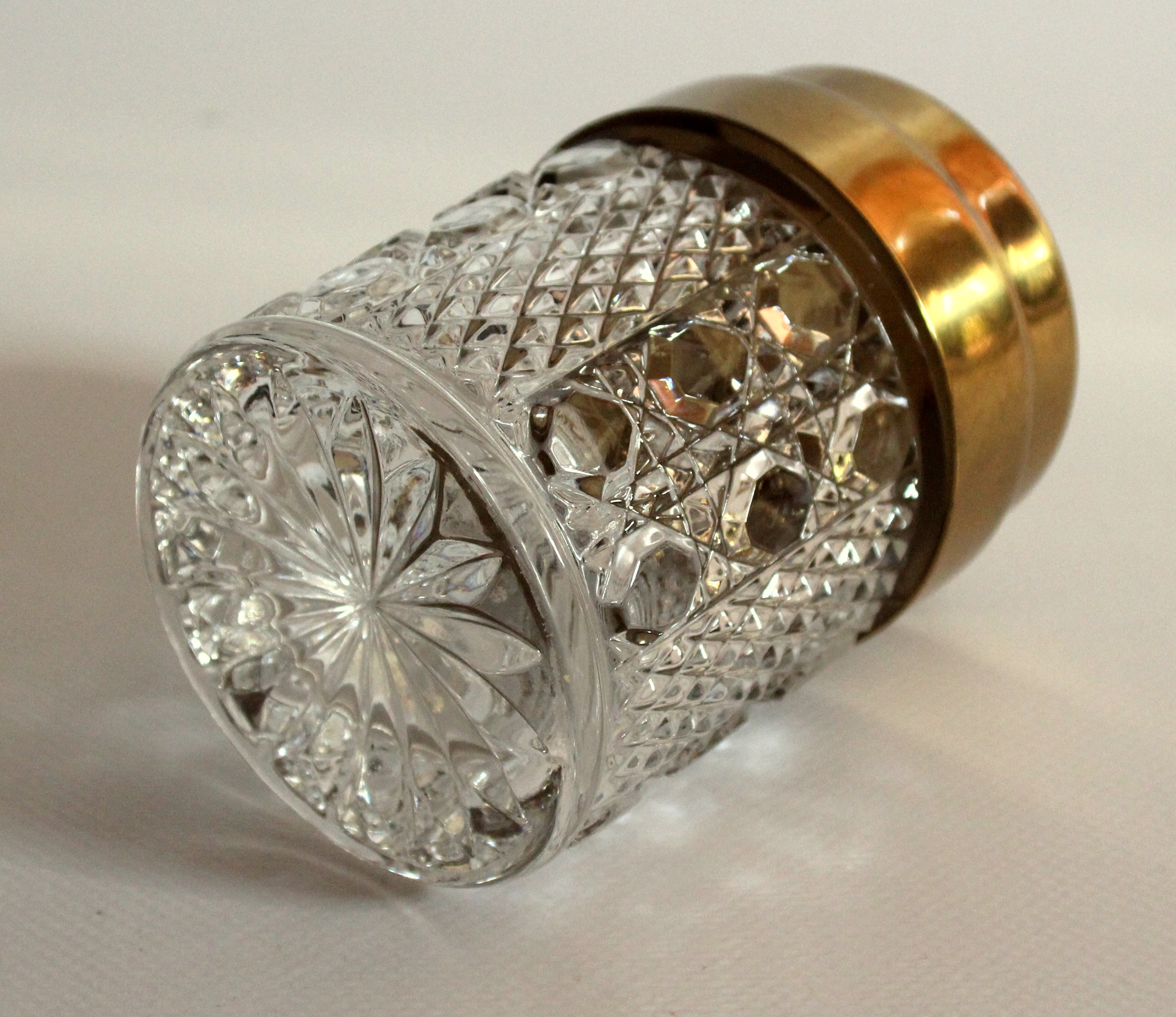 Elegant cigarette box from the 60s, made of crystal glass and brass lid, vintage