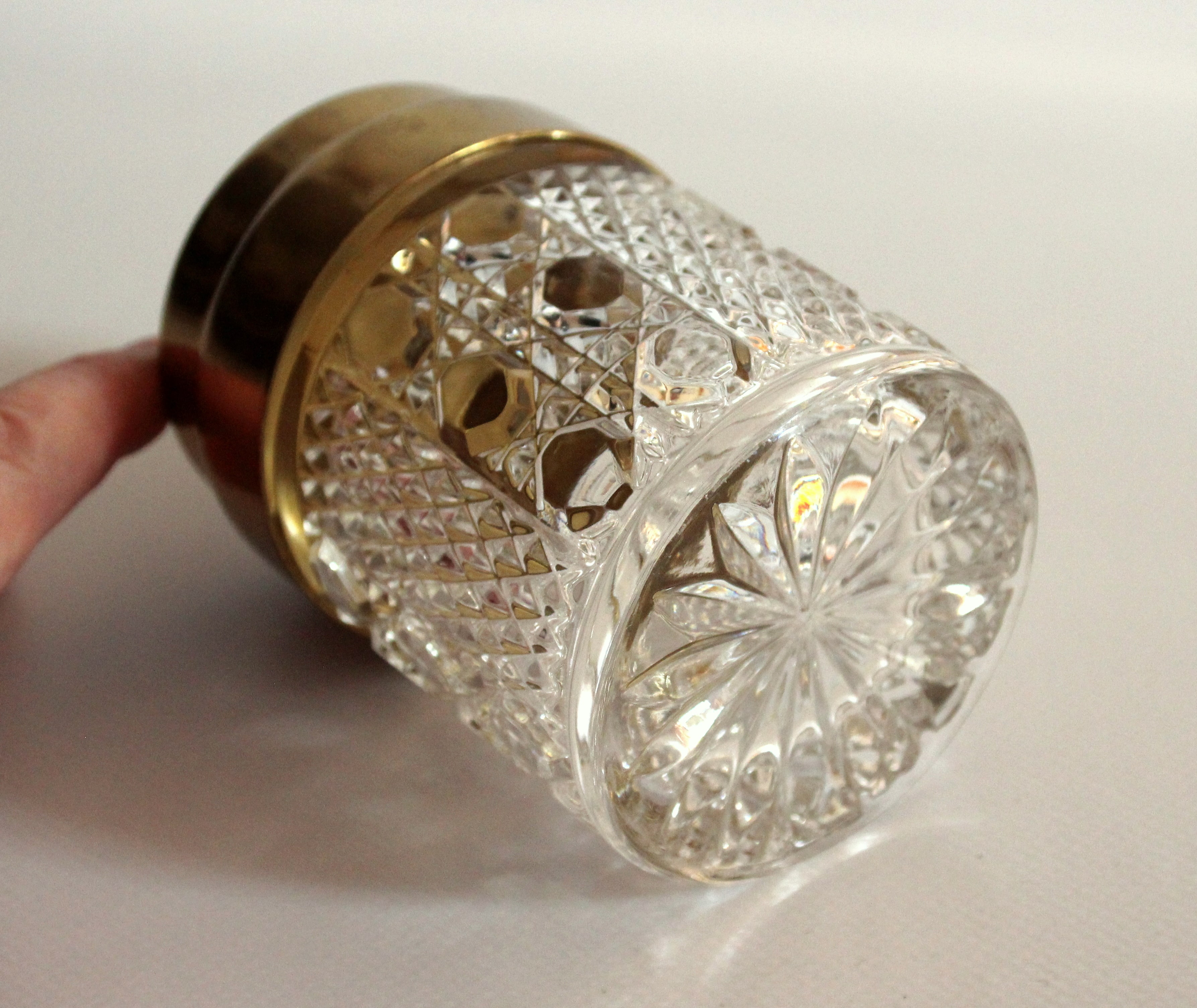 Elegant cigarette box from the 60s, made of crystal glass and brass lid, vintage