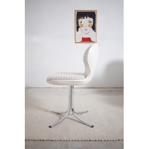 5 x Giroflex chairs and Herman Miller dining table