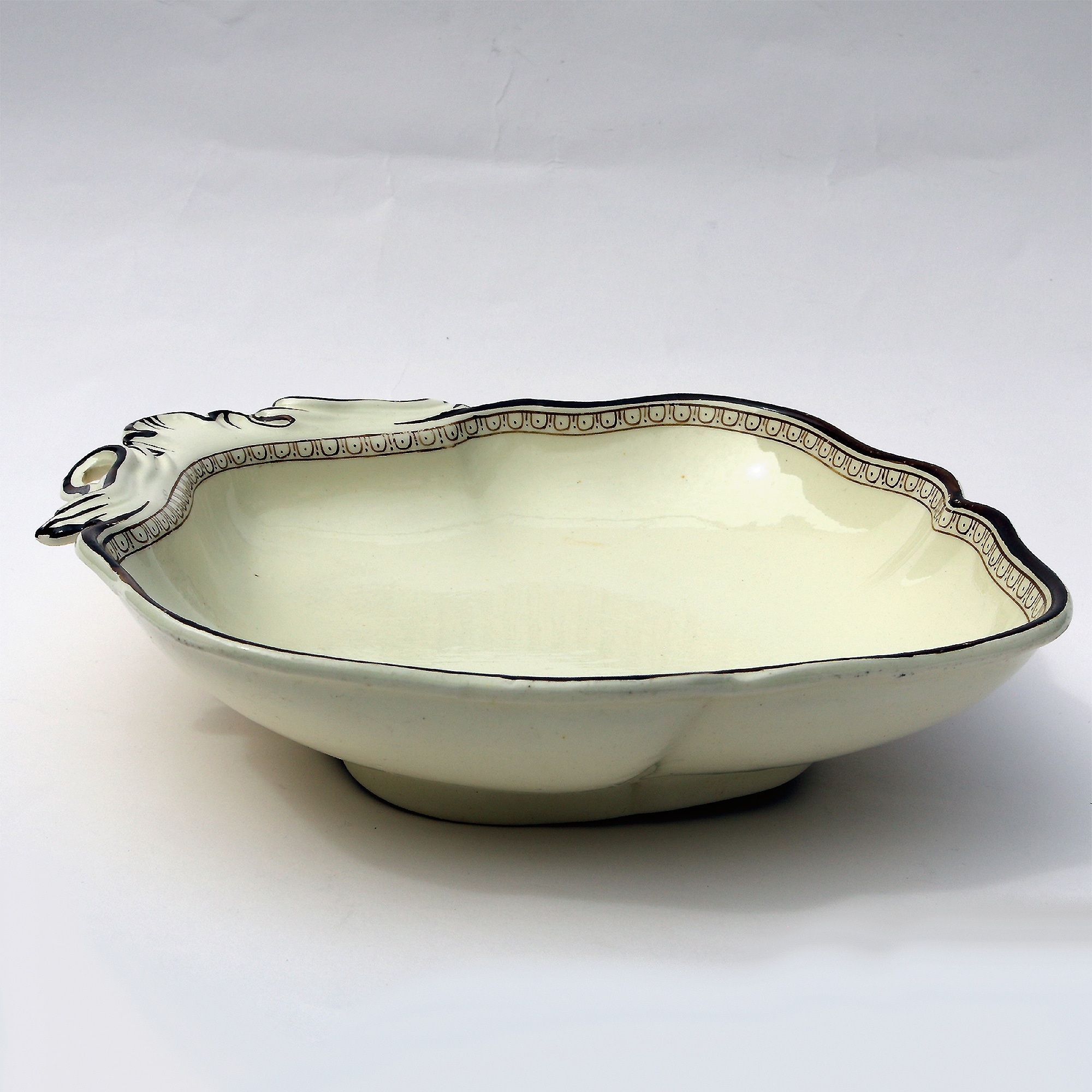 A good antique Georgian Wedgwood creamware pottery novelty shell-shaped Bowl 1790