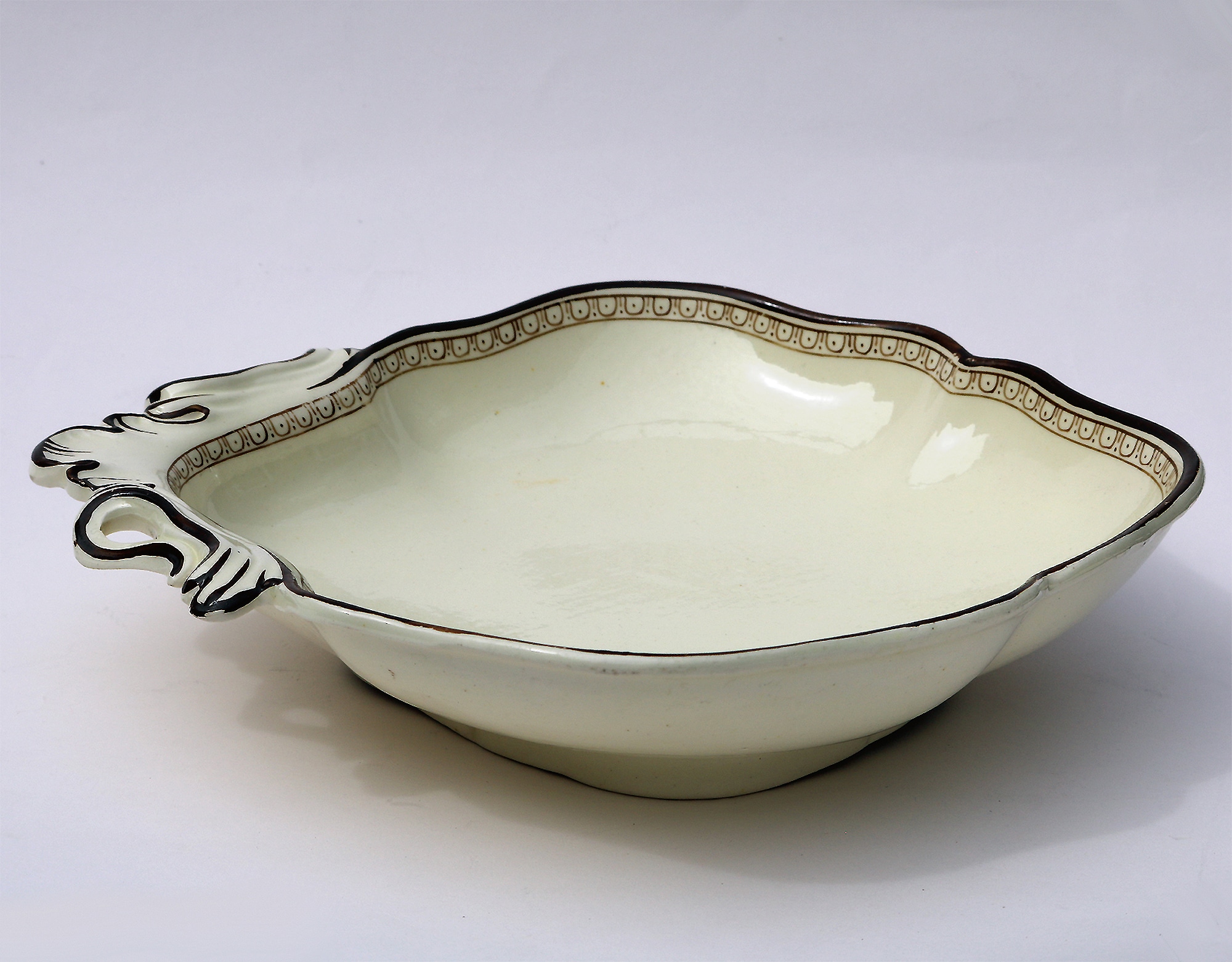 A good antique Georgian Wedgwood creamware pottery novelty shell-shaped Bowl 1790