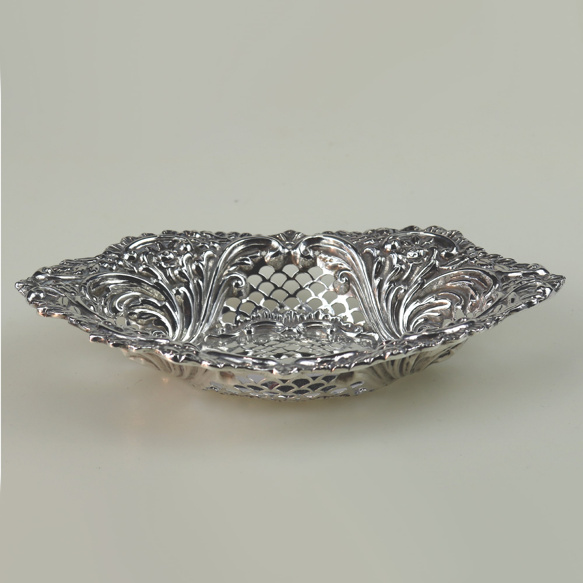 A good-grade antique large Victorian English solid silver Bonbon Dish 88g C.1898