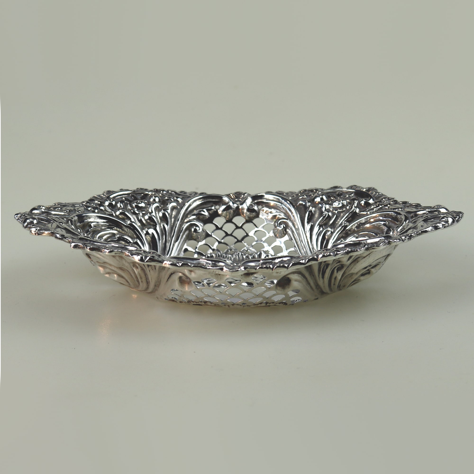 A good-grade antique large Victorian English solid silver Bonbon Dish 88g C.1898