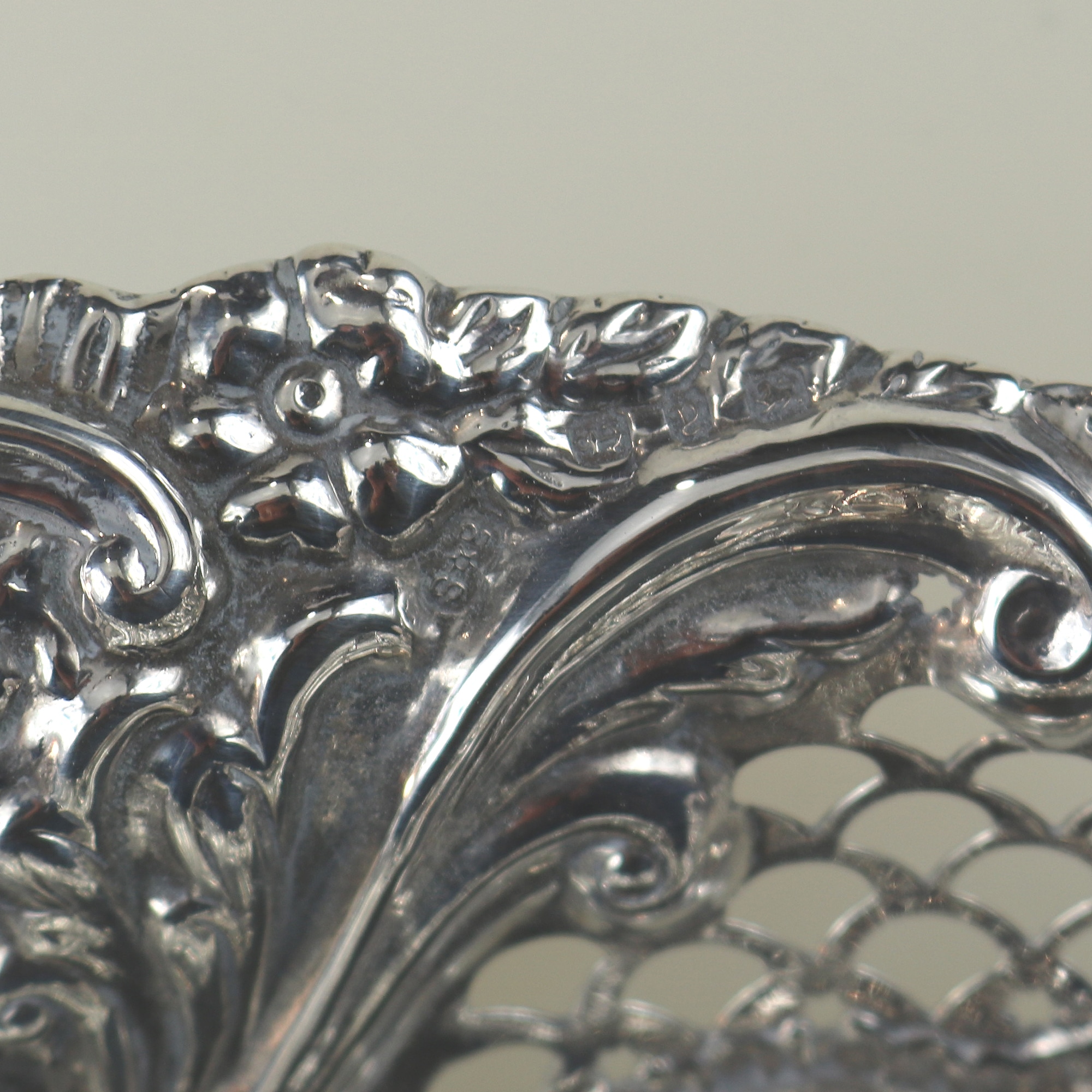 A good-grade antique large Victorian English solid silver Bonbon Dish 88g C.1898