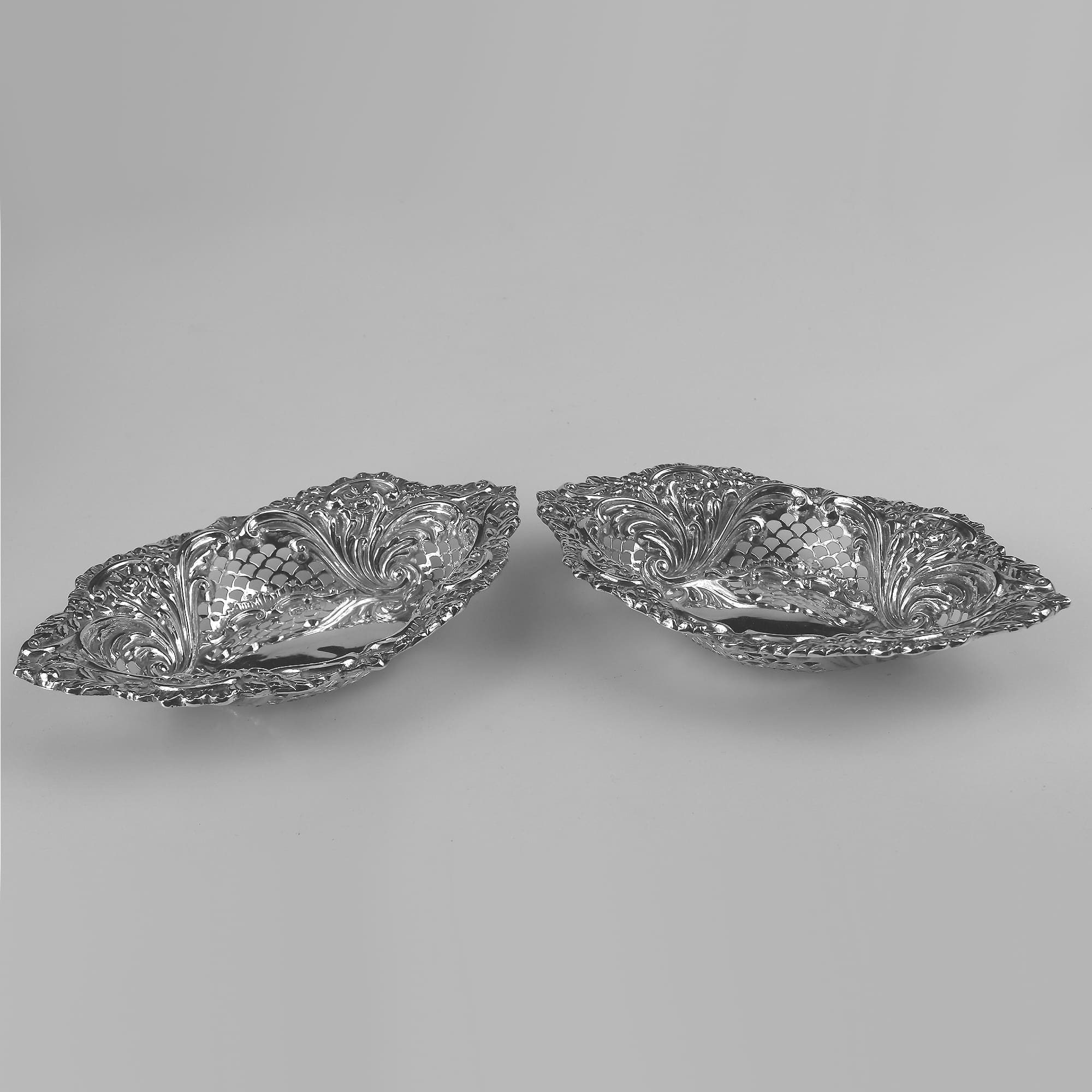 A good-grade antique large Victorian English solid silver Bonbon Dish 88g C.1898
