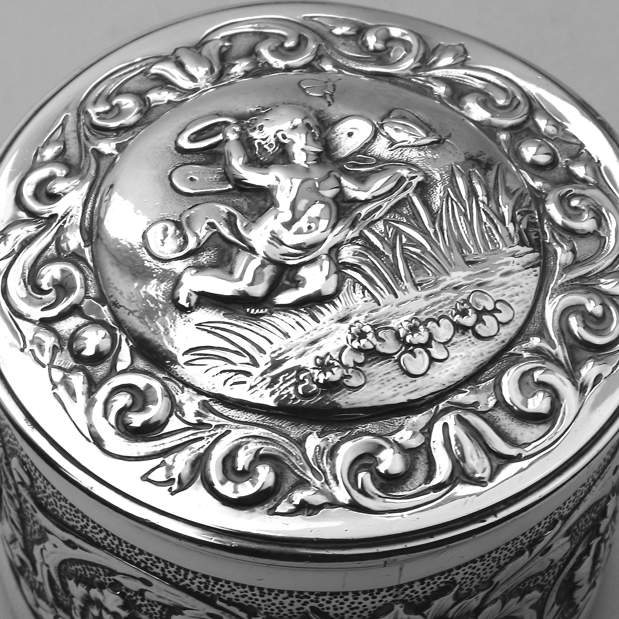 A stunning antique English Britannia standard solid silver Box 245g C.1880
