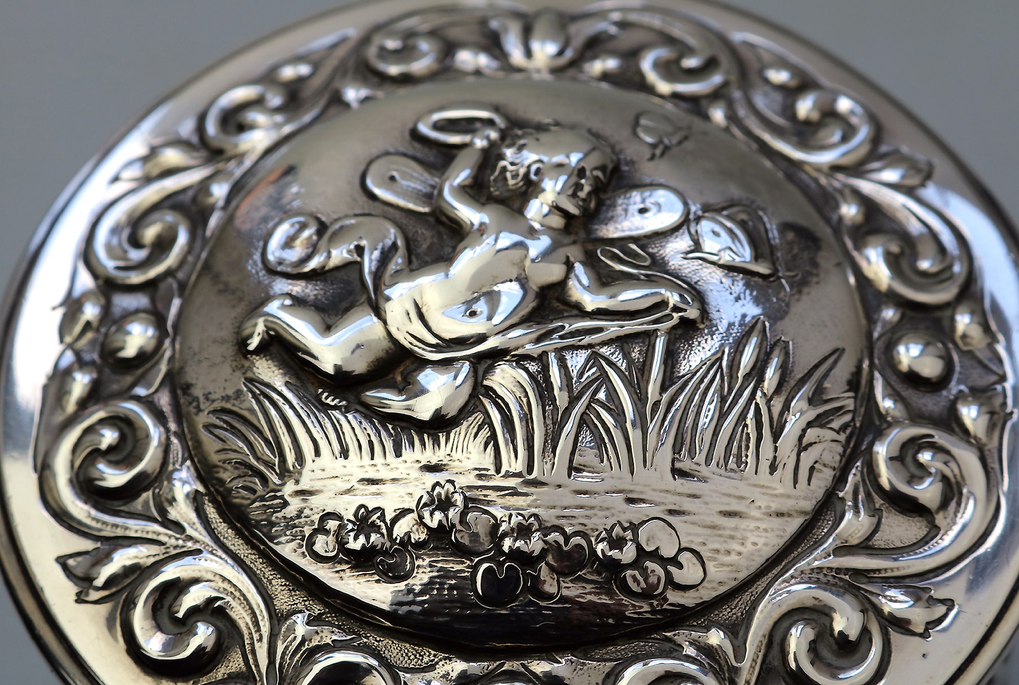 A stunning antique English Britannia standard solid silver Box 245g C.1880