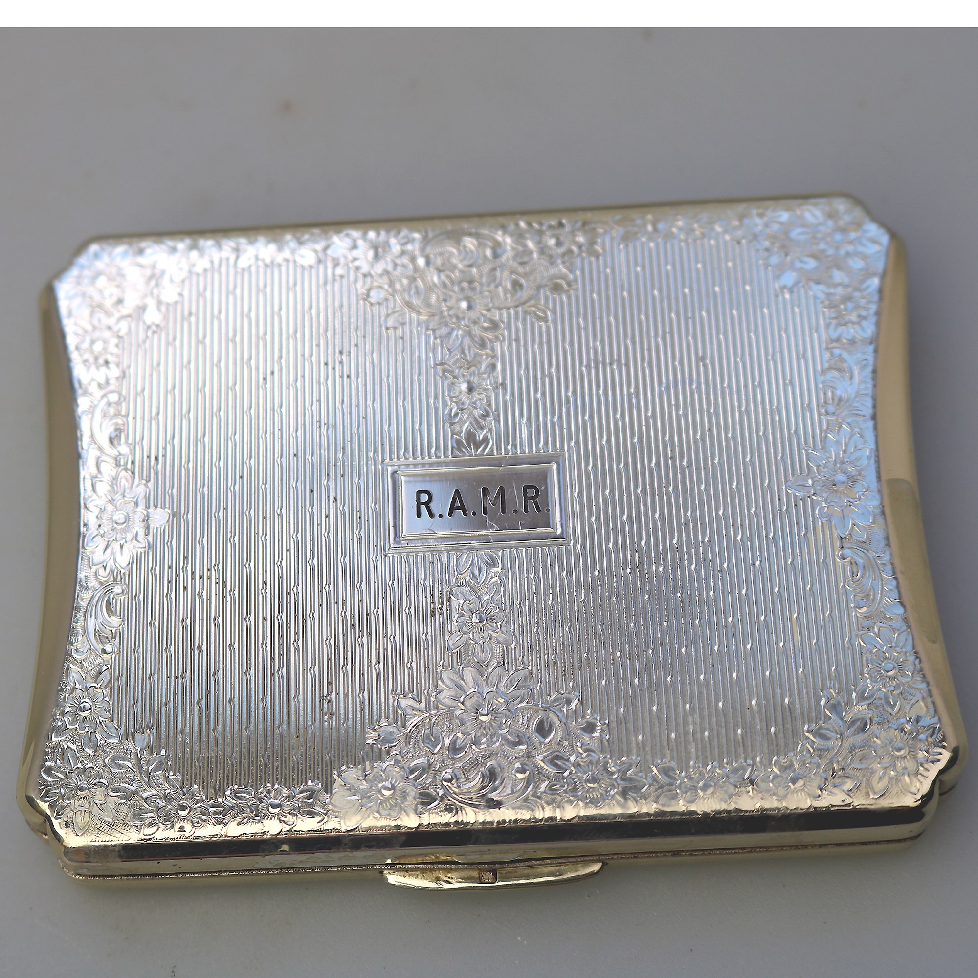 A superior very fine quality English solid silver ladies Compact by Kigu C.1954