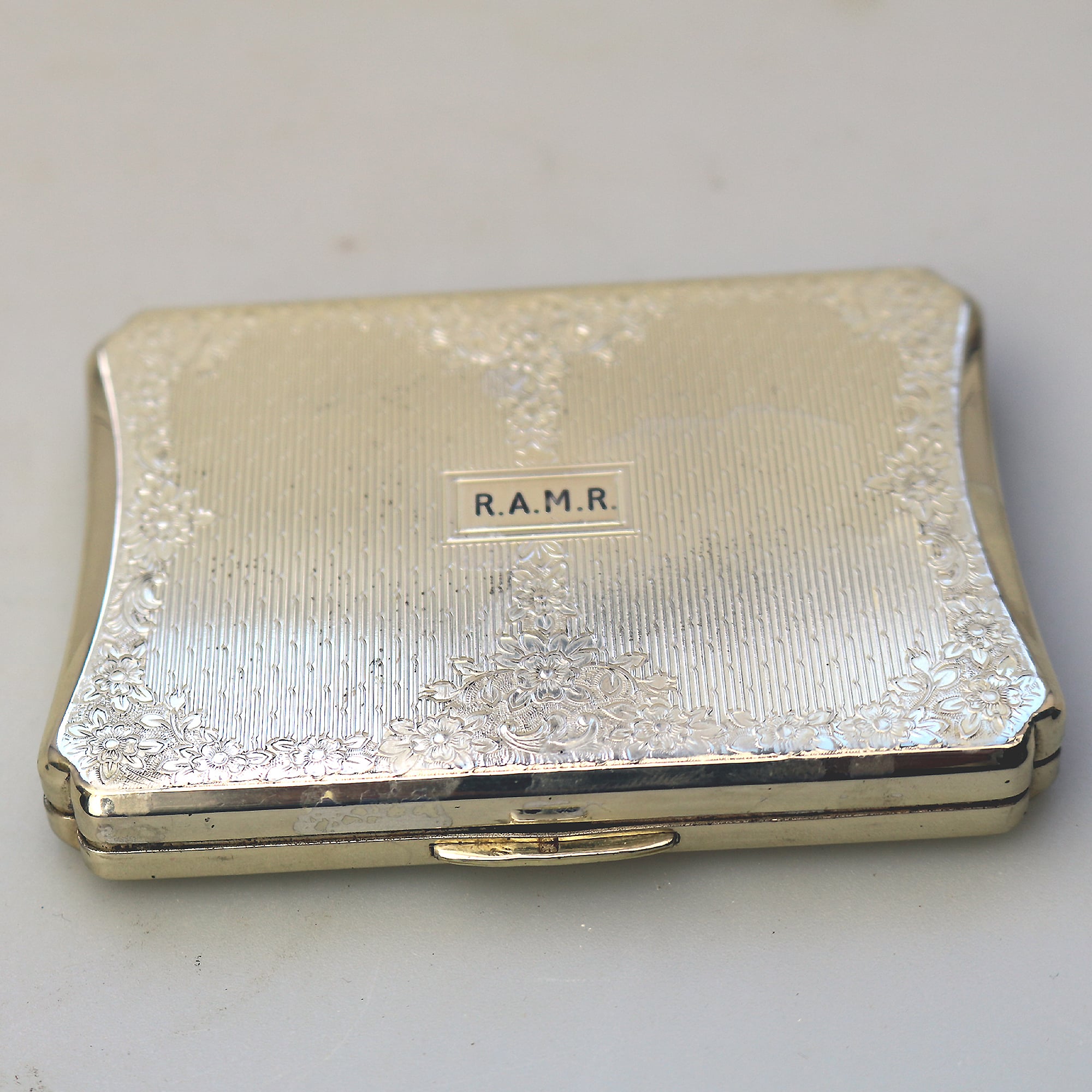 A superior very fine quality English solid silver ladies Compact by Kigu C.1954