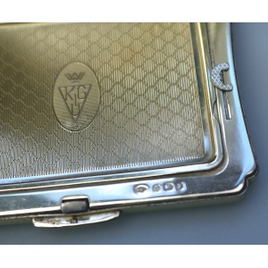 A superior very fine quality English solid silver ladies Compact by Kigu C.1954