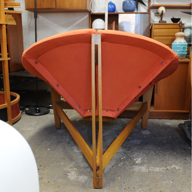 Mid Century Fibreglass Pink & Yellow Flower/ Daisy Chair On Wooden Tripod Stand, 1960s - Image 4