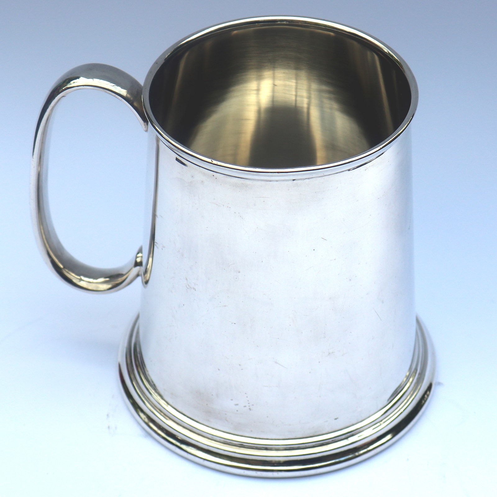 A handsome & good size Goldsmith's & Silversmith's silver-plated Beer Tankard C. pre 1950