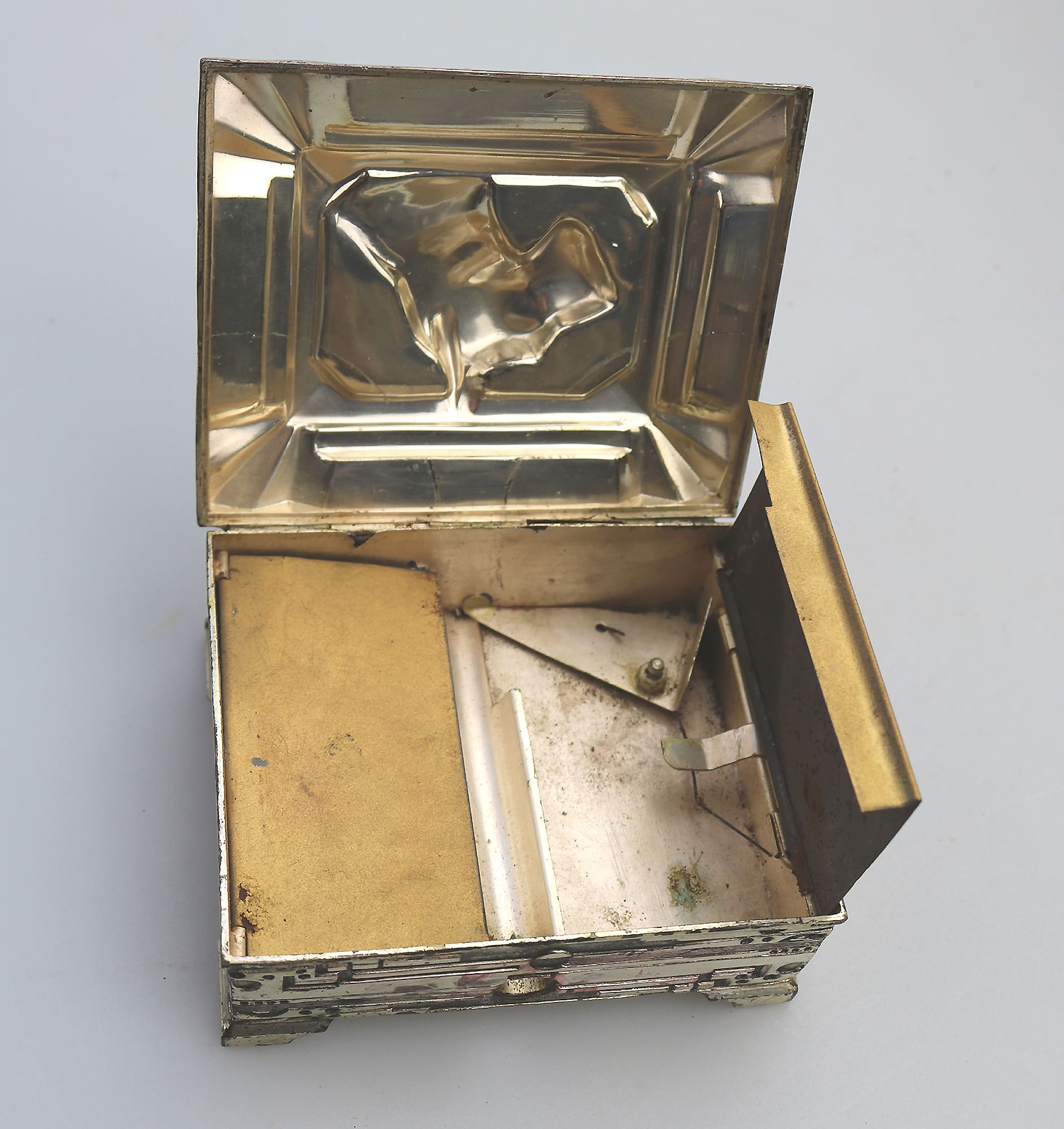 A rare Art Deco novelty silver plate Automaton Cigarette Box with a Scottie 1920