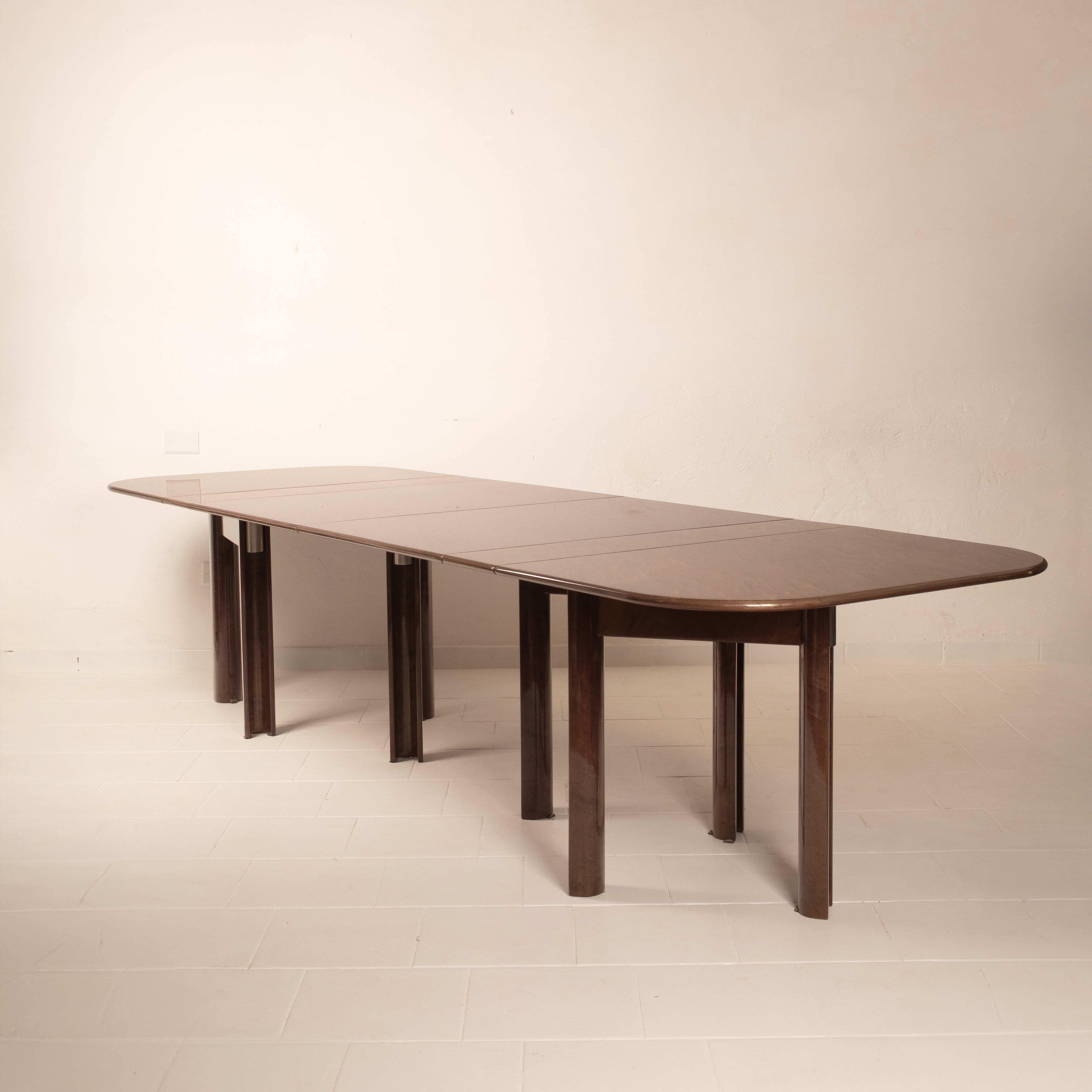 "Dinner" table by Giovanni Offredi for Saporiti Italia