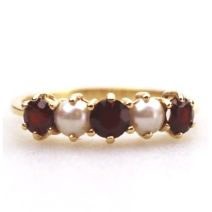 A fine antique 18ct Gold Jewellery Pearl & Garnet Ring Size R- Boxed C.1900