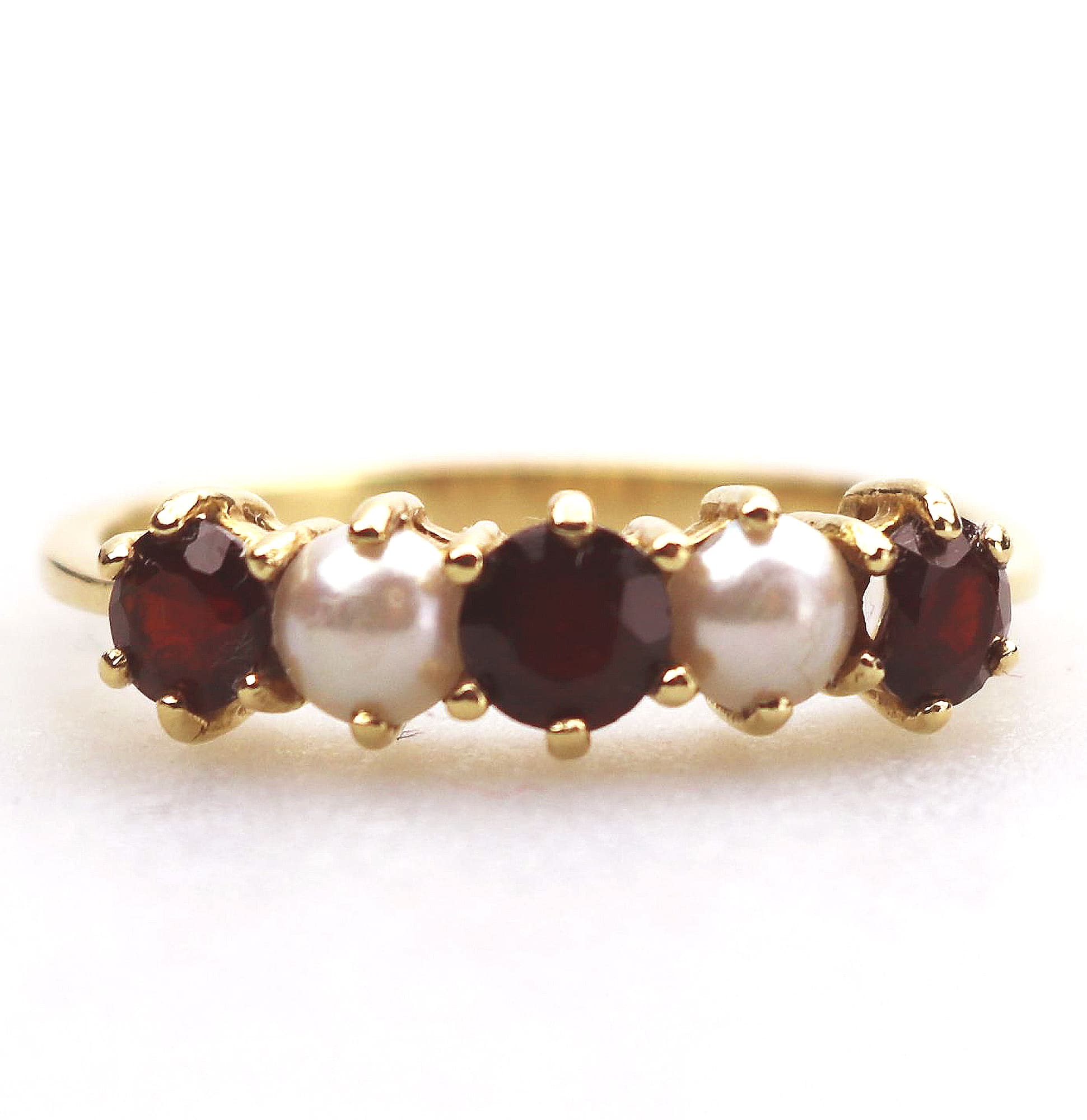A fine antique 18ct Gold Jewellery Pearl & Garnet Ring Size R- Boxed C.1900