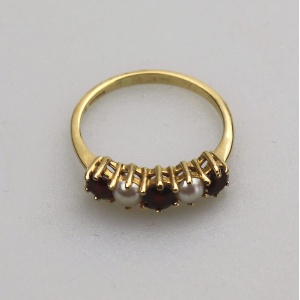 A fine antique 18ct Gold Jewellery Pearl & Garnet Ring Size R- Boxed C.1900