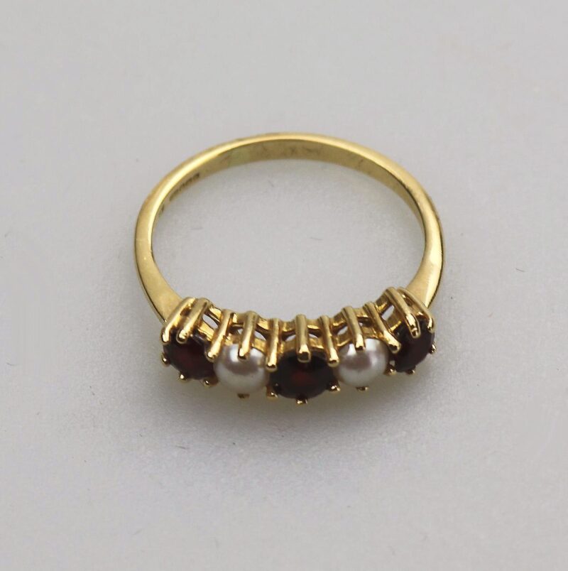 A fine antique 18ct Gold Jewellery Pearl & Garnet Ring Size R- Boxed C.1900