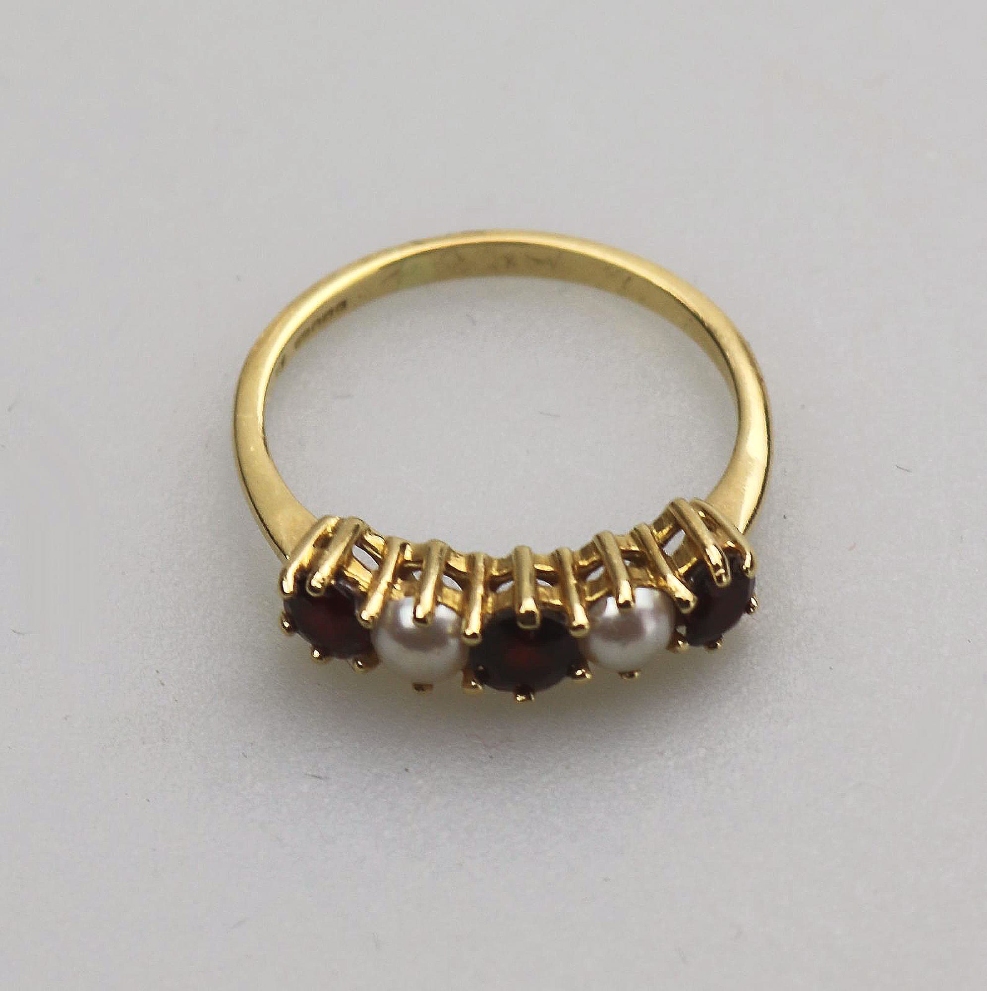 A fine antique 18ct Gold Jewellery Pearl & Garnet Ring Size R- Boxed C.1900