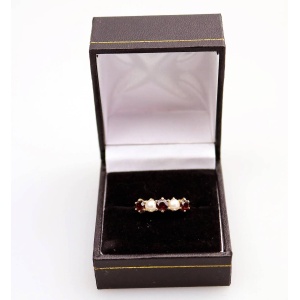 A fine antique 18ct Gold Jewellery Pearl & Garnet Ring Size R- Boxed C.1900