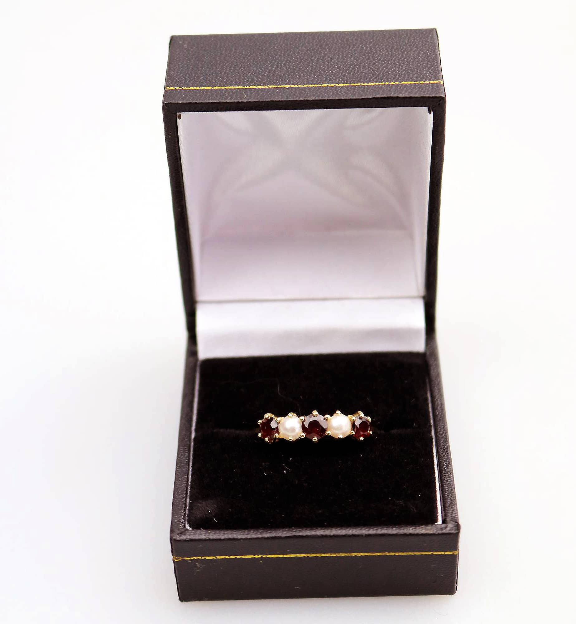 A fine antique 18ct Gold Jewellery Pearl & Garnet Ring Size R- Boxed C.1900