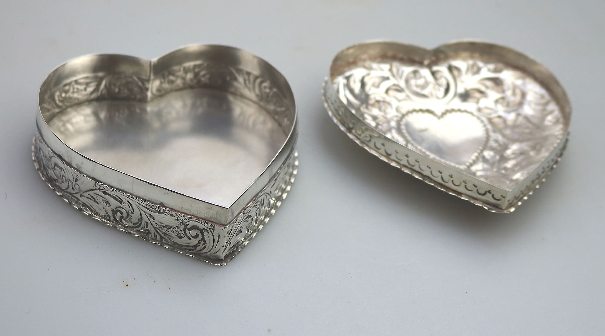 A good William Comyns antique English solid silver novelty Heart Box 140g C.1895
