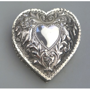 A good William Comyns antique English solid silver novelty Heart Box 140g C.1895