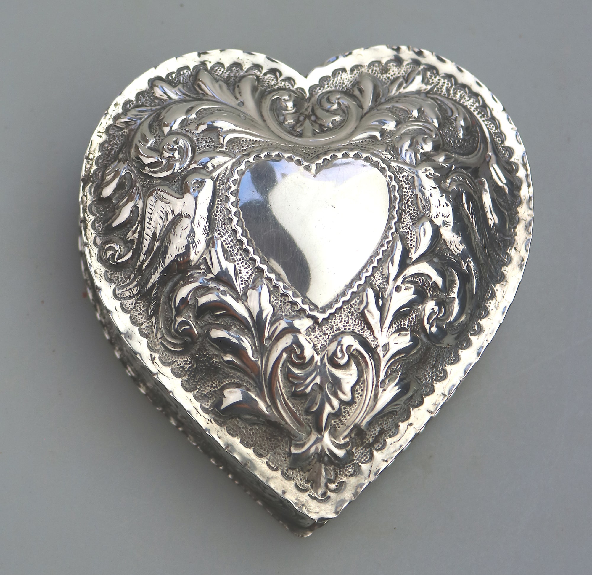A good William Comyns antique English solid silver novelty Heart Box 140g C.1895