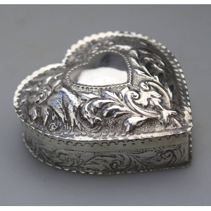 A good William Comyns antique English solid silver novelty Heart Box 140g C.1895