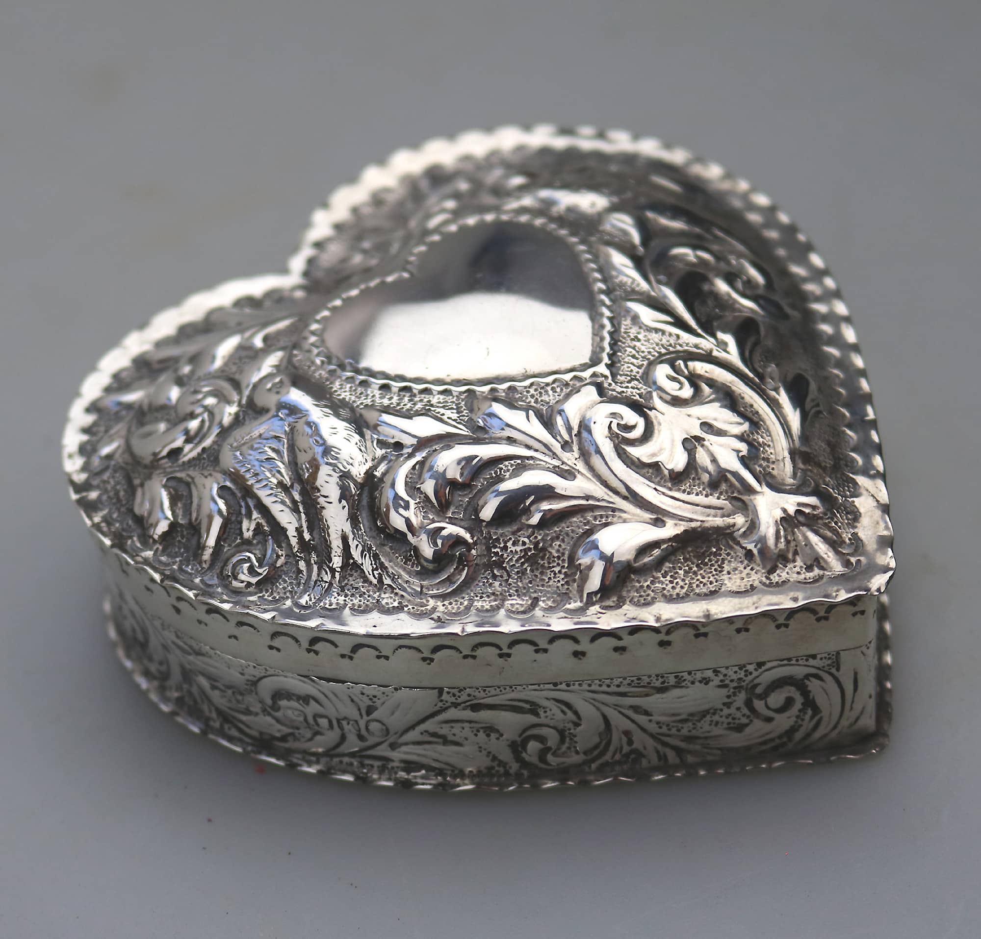 A good William Comyns antique English solid silver novelty Heart Box 140g C.1895