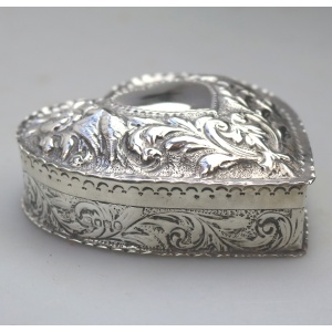 A good William Comyns antique English solid silver novelty Heart Box 140g C.1895