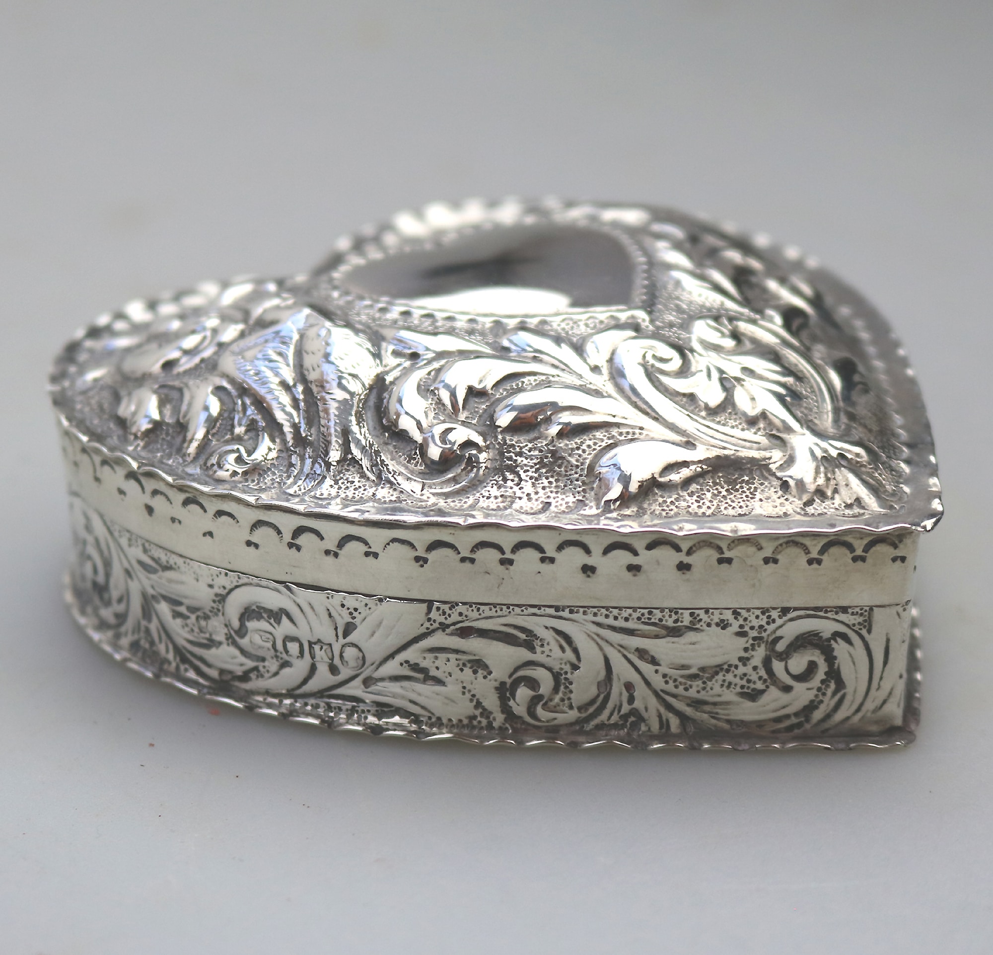 A good William Comyns antique English solid silver novelty Heart Box 140g C.1895