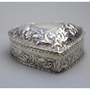 A good William Comyns antique English solid silver novelty Heart Box 140g C.1895