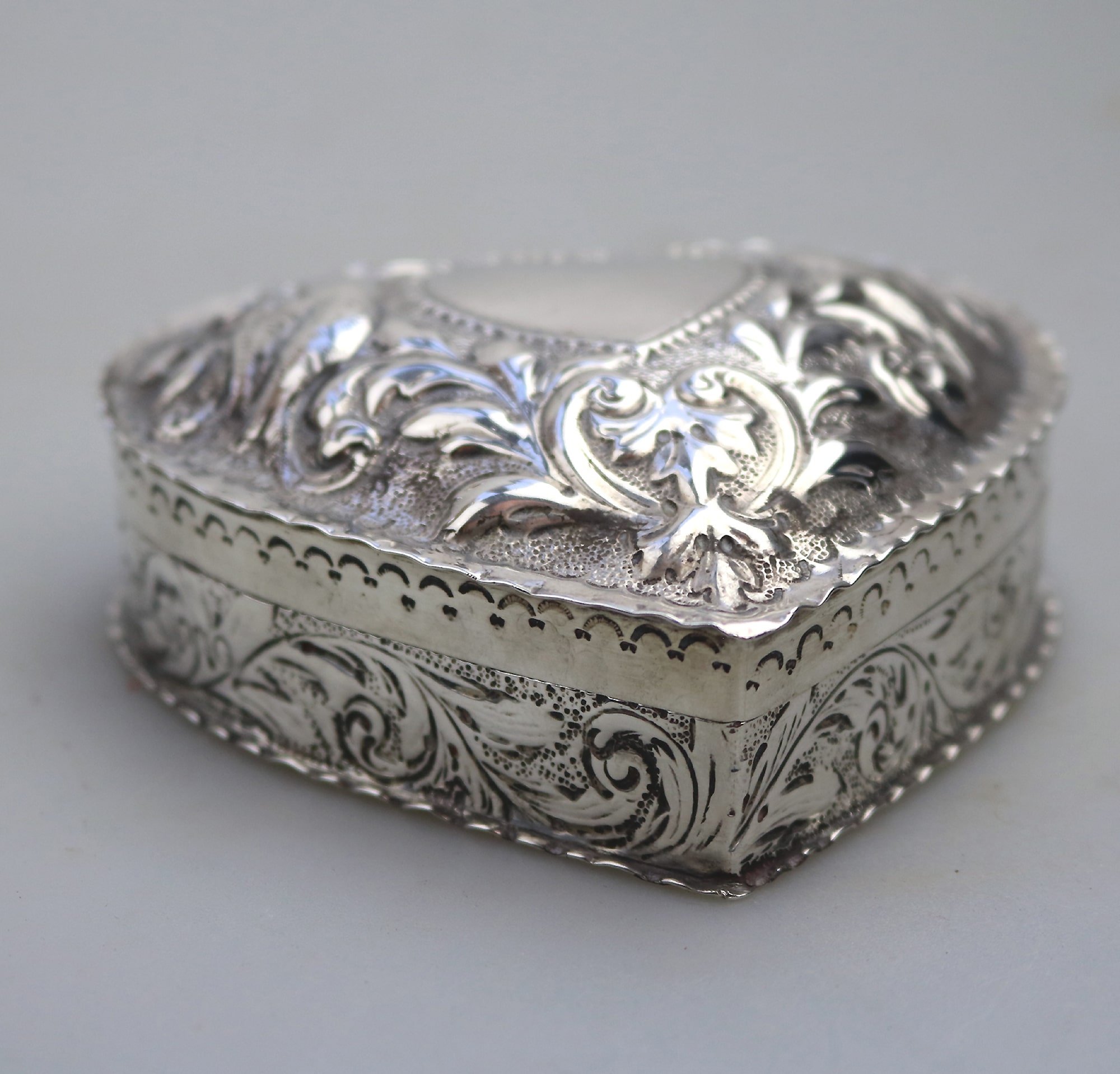A good William Comyns antique English solid silver novelty Heart Box 140g C.1895