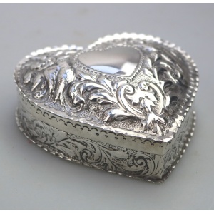 A good William Comyns antique English solid silver novelty Heart Box 140g C.1895