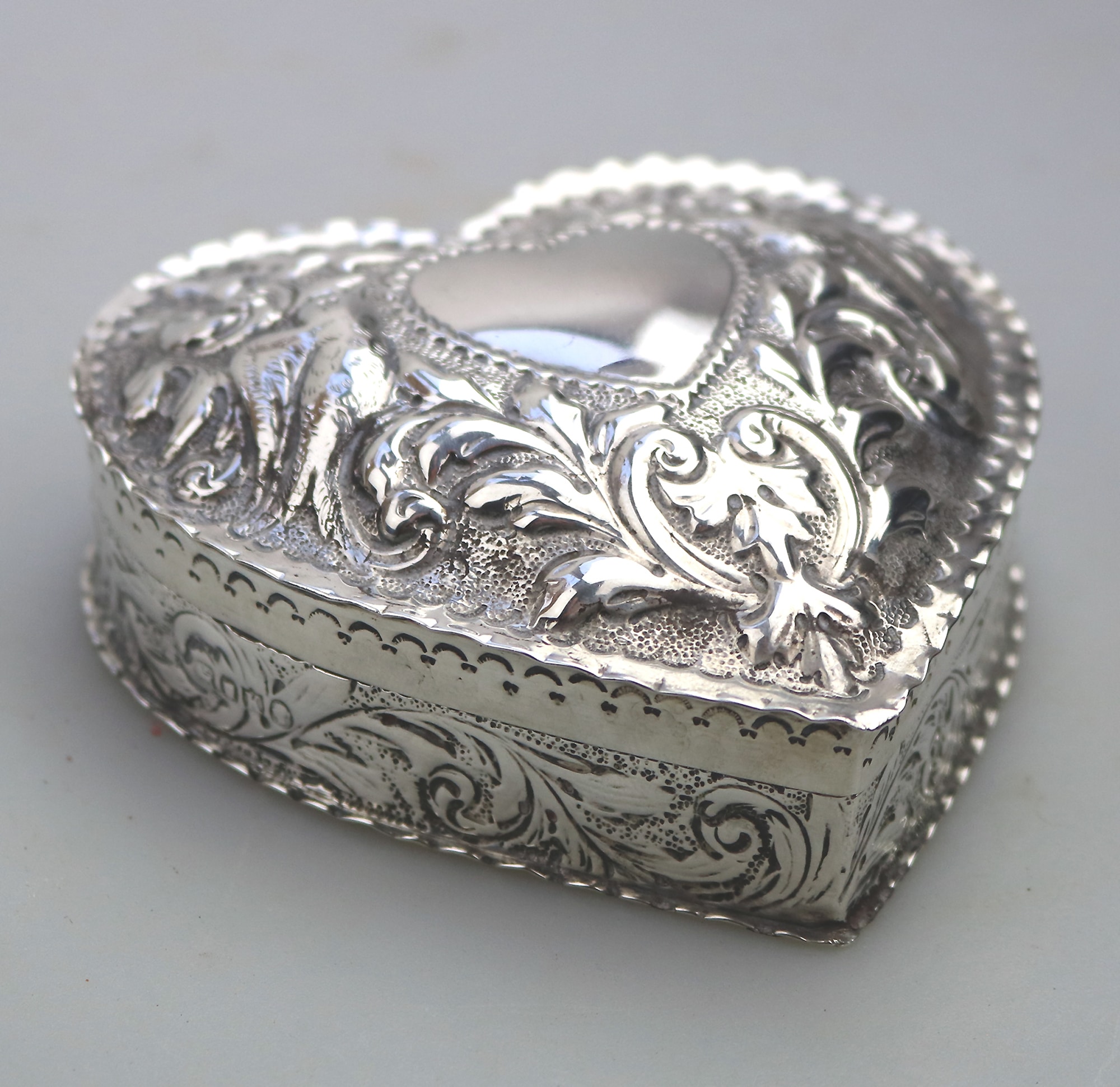A good William Comyns antique English solid silver novelty Heart Box 140g C.1895