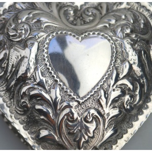A good William Comyns antique English solid silver novelty Heart Box 140g C.1895