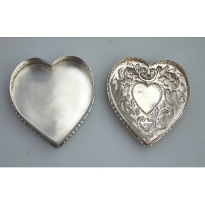 A good William Comyns antique English solid silver novelty Heart Box 140g C.1895
