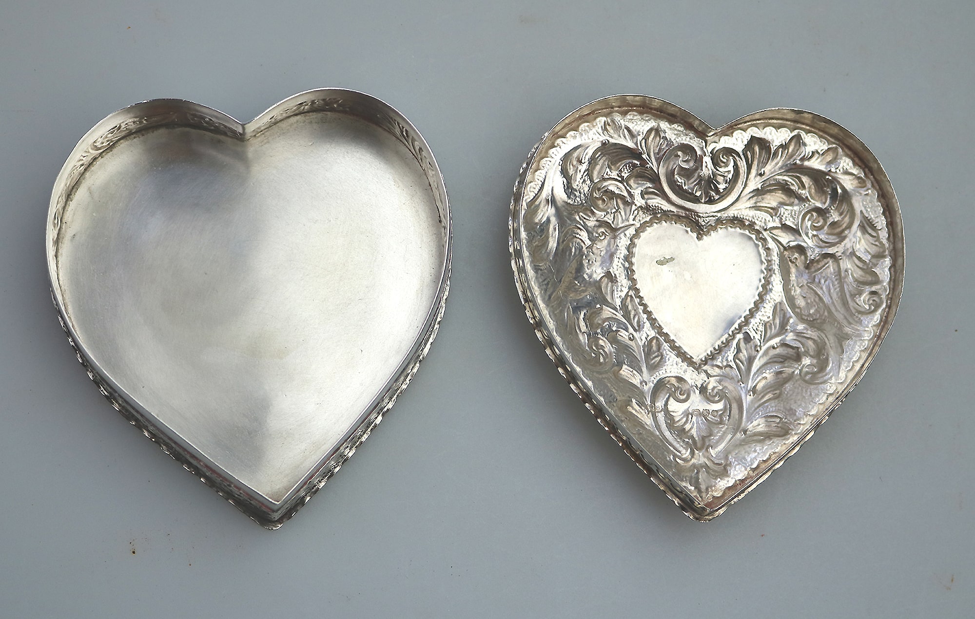 A good William Comyns antique English solid silver novelty Heart Box 140g C.1895