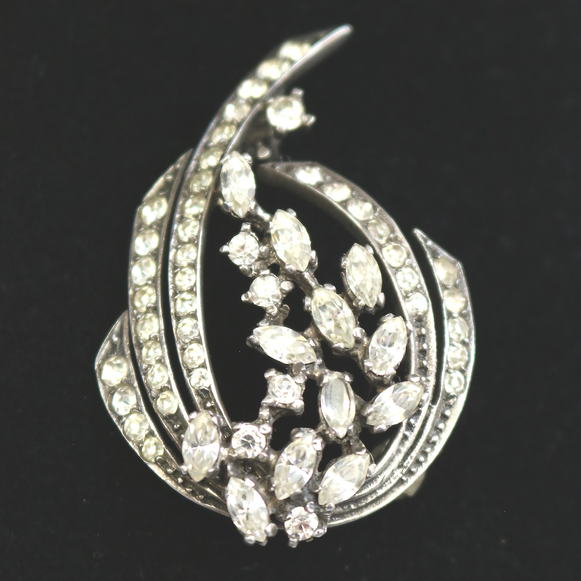 A vintage quality 925 solid silver & diamante Brooch - gift boxed 9g C.20thC