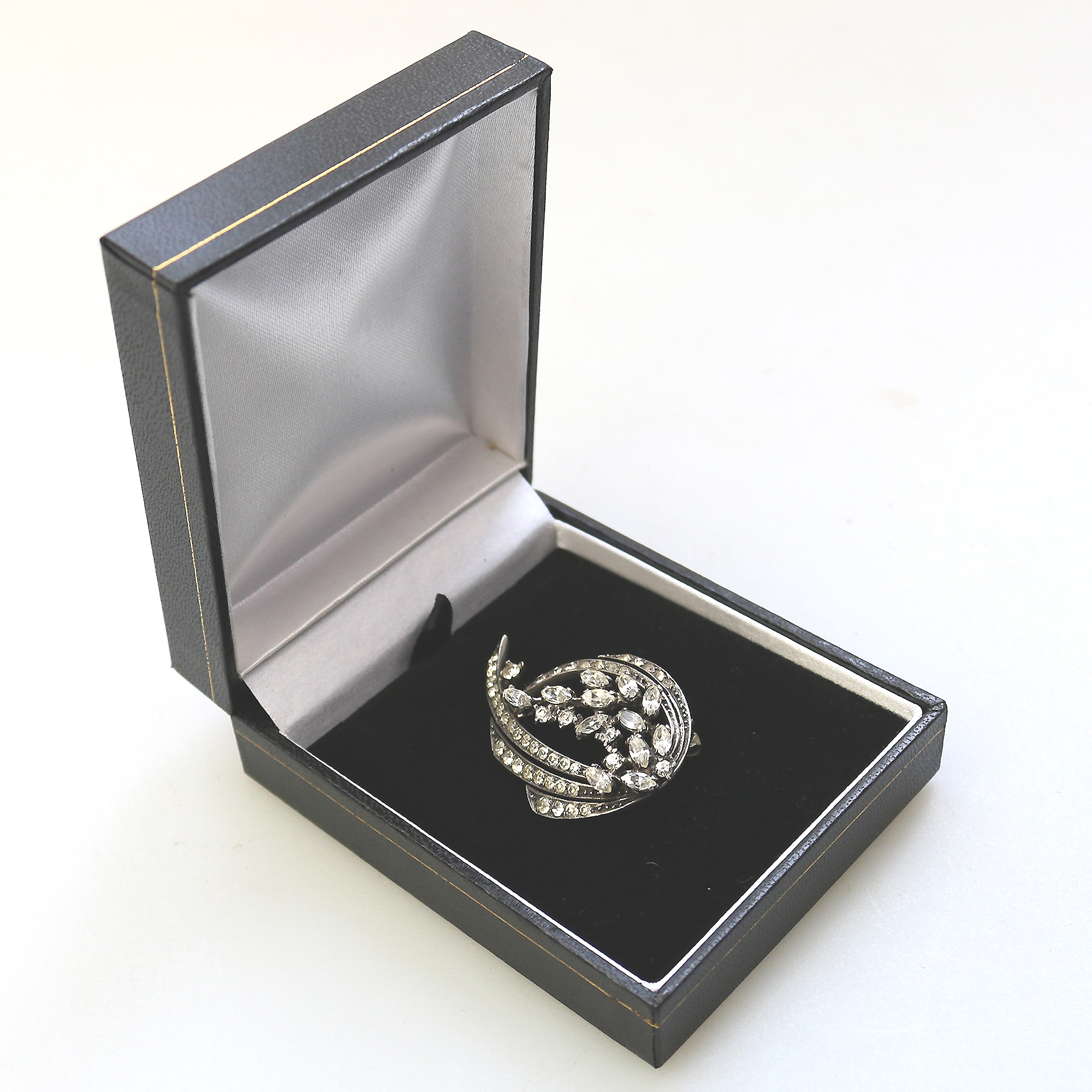 A vintage quality 925 solid silver & diamante Brooch - gift boxed 9g C.20thC