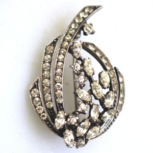 A vintage quality 925 solid silver & diamante Brooch - gift boxed 9g C.20thC