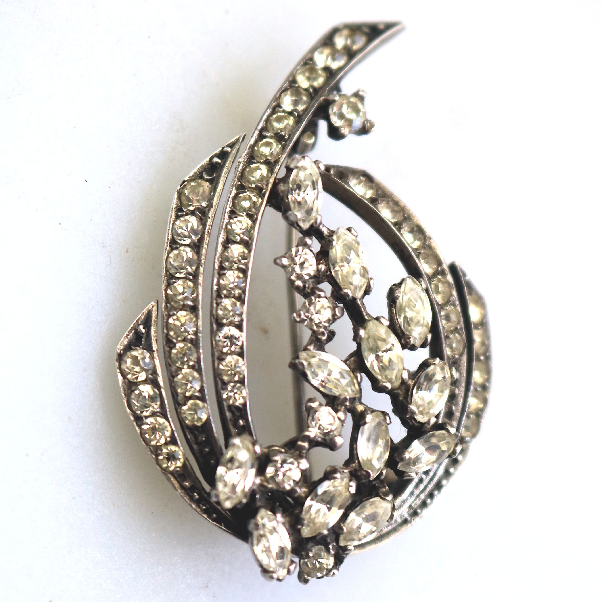 A vintage quality 925 solid silver & diamante Brooch - gift boxed 9g C.20thC