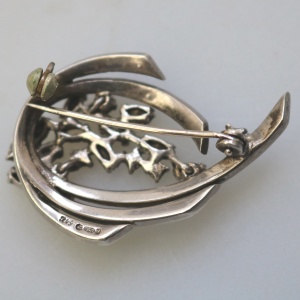 A vintage quality 925 solid silver & diamante Brooch - gift boxed 9g C.20thC
