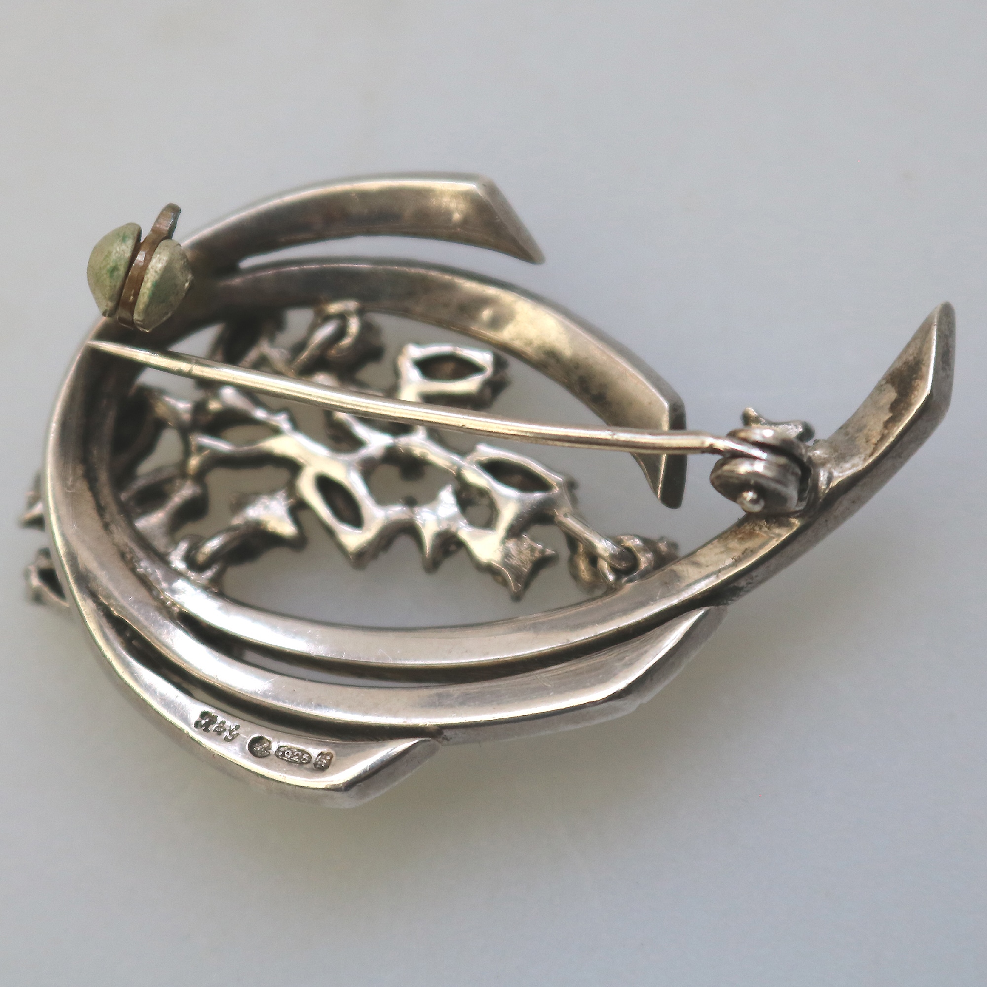 A vintage quality 925 solid silver & diamante Brooch - gift boxed 9g C.20thC