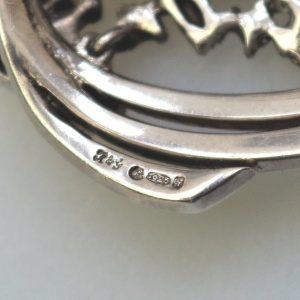 A vintage quality 925 solid silver & diamante Brooch - gift boxed 9g C.20thC