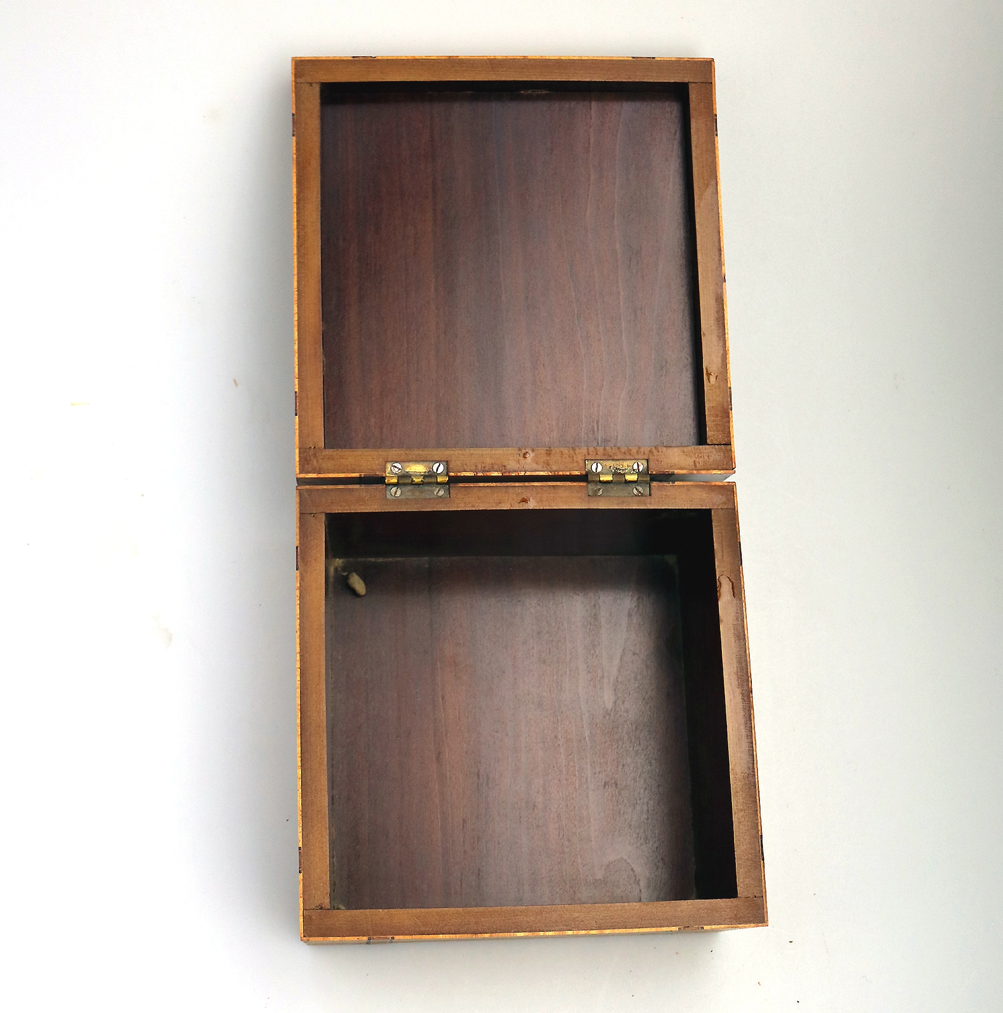 A good quality & very pretty antique Victorian inlaid & cross banded Box C.19thC