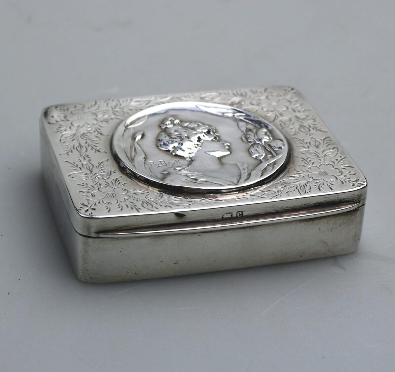 Superb antique English solid silver Art Nouveau maiden Trinket Snuff Box C.1902
