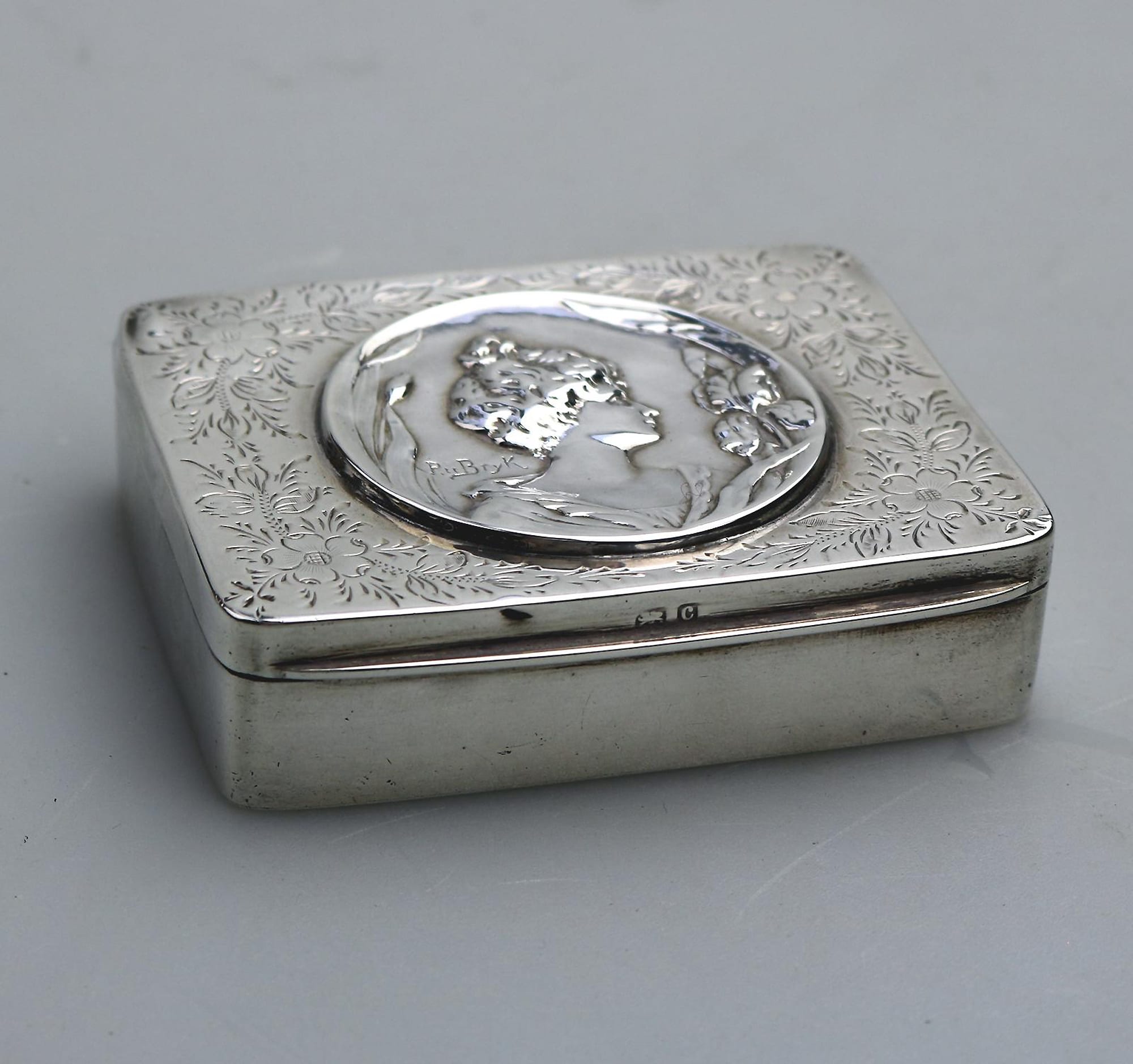 Superb antique English solid silver Art Nouveau maiden Trinket Snuff Box C.1902