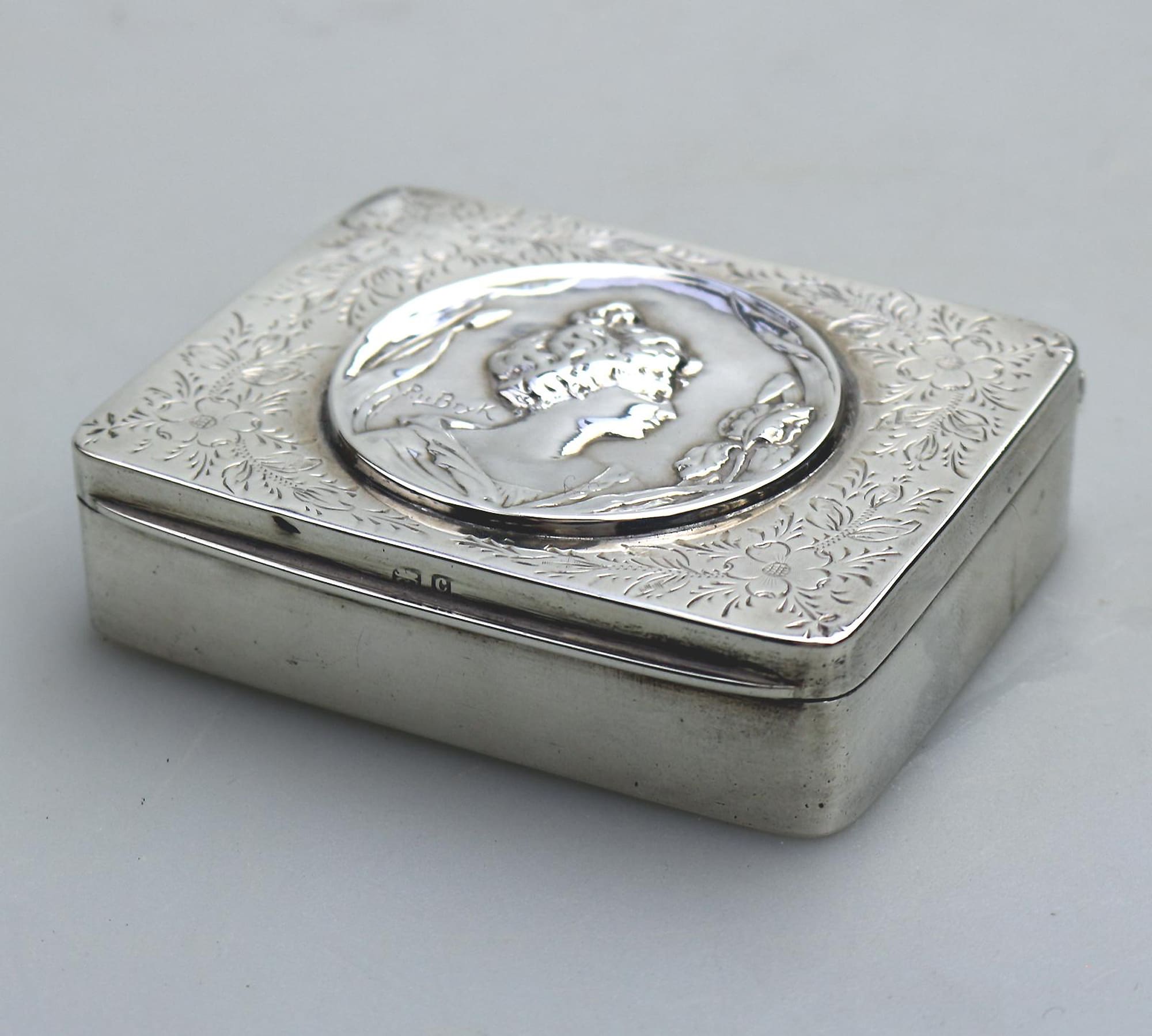 Superb antique English solid silver Art Nouveau maiden Trinket Snuff Box C.1902
